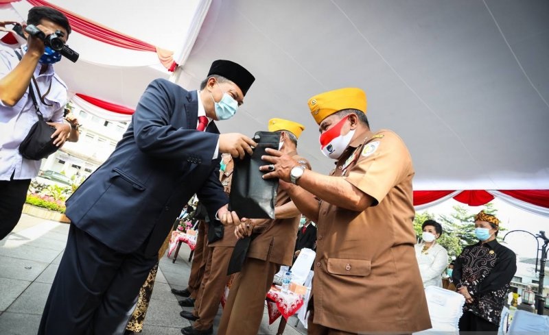 Wali Kota Bandung Oded M Danial dengan para veteran
