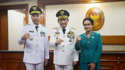 Pj Gubernur Jabar Bey Machmudin (kiri) bersama Mendagri Tito Karnavian (tengah). Dok Pemprov Jabar.
