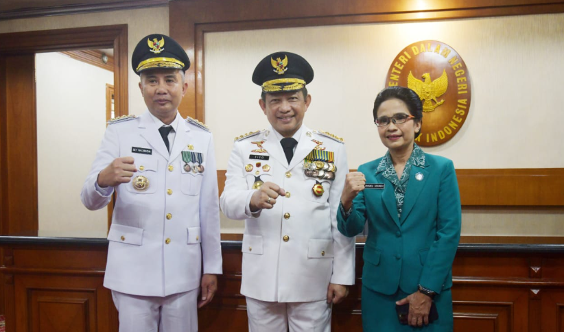Pj Gubernur Jabar Bey Machmudin (kiri) bersama Mendagri Tito Karnavian (tengah). Dok Pemprov Jabar.